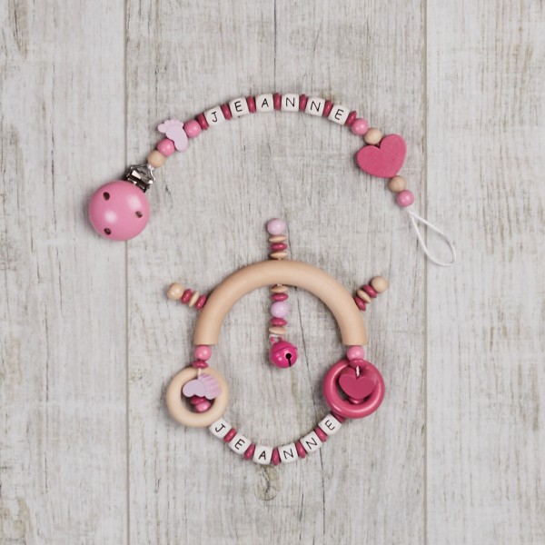 Dummy chain and wooden gripper with feet and heart, pink